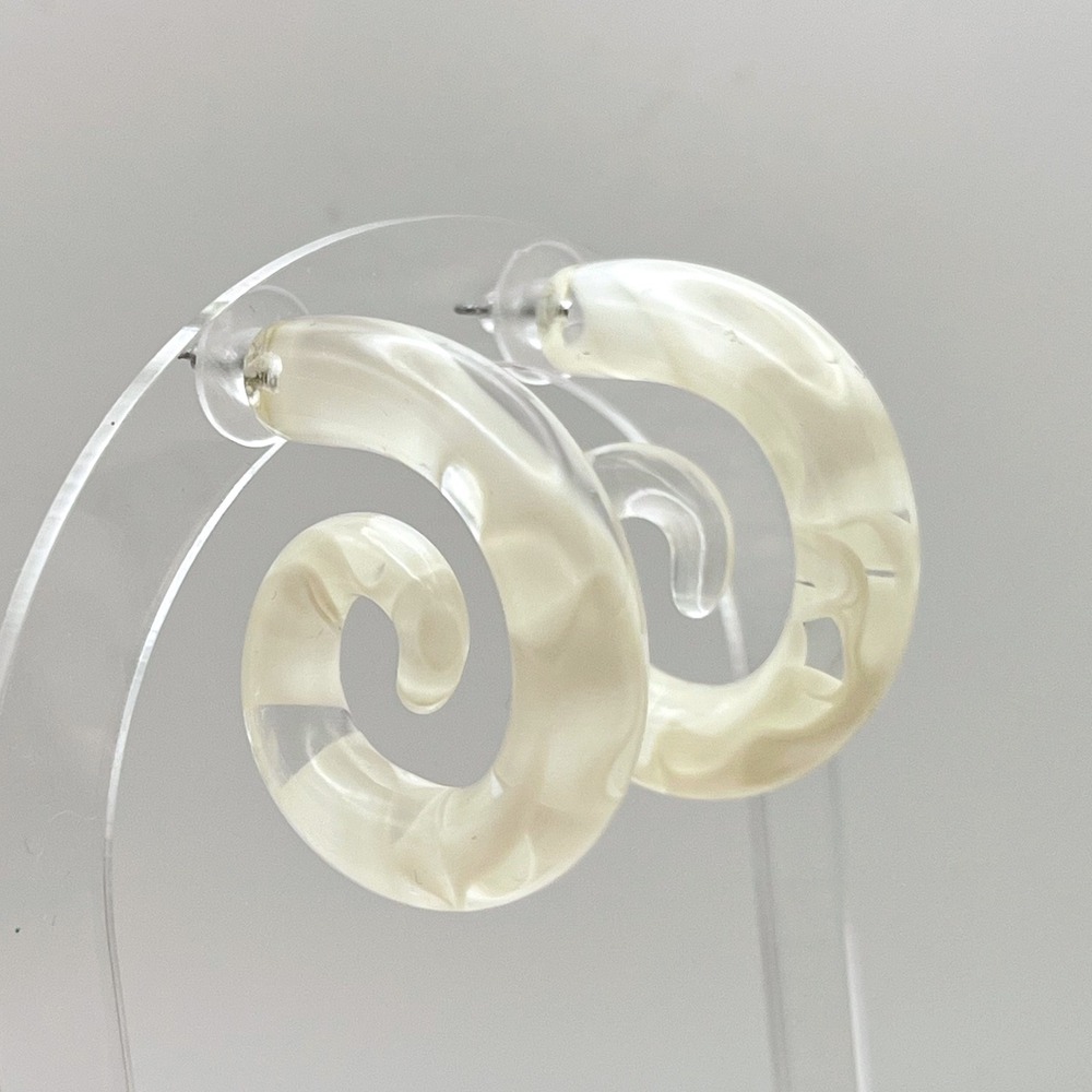 Cream Marbled Resin Spiral Hoop Earrings Clear Swirl Post Back 1.5 Inch